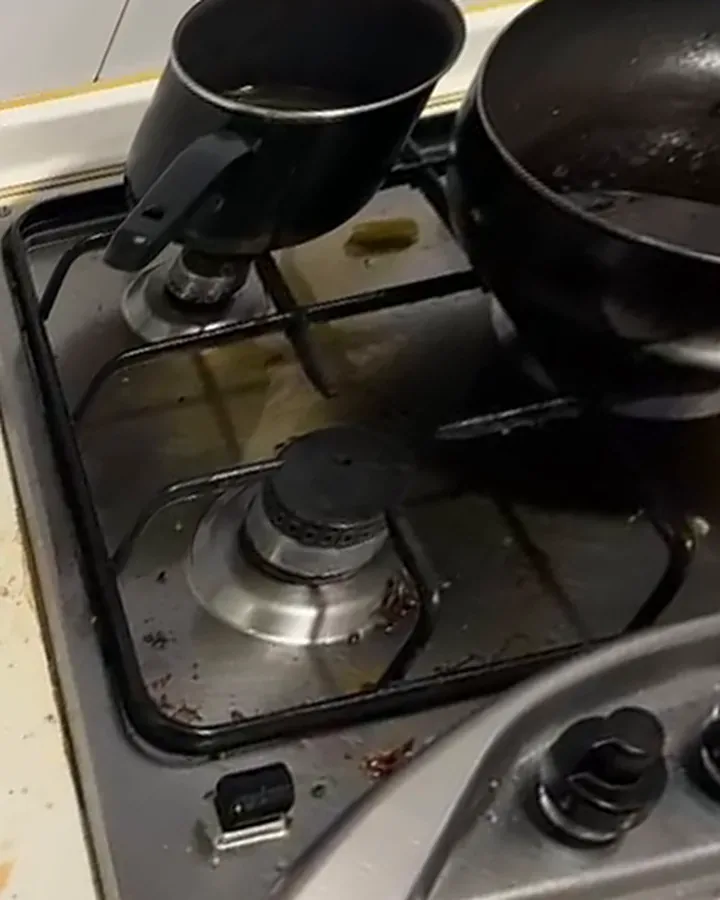 El mismo fogón antes de la limpieza, con grasa y restos de comida