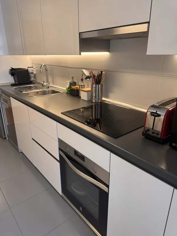 Cocina blanca con la encimera gris recogida